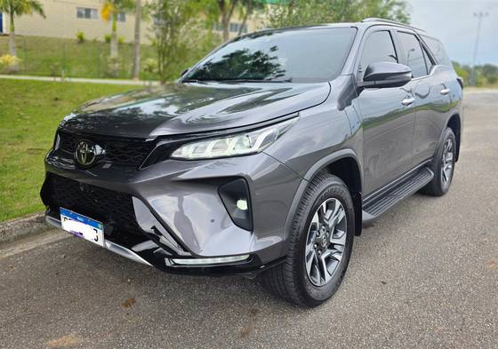 TOYOTA HILUX SW4 2.8 D-4D TURBO DIESEL DIAMOND 7L 4X4 AUTOMÁTICO TOYOTA HILUX SW4 2.8 D-4D TURBO DIESEL DIAMOND 7L 4X4 AUTOMÁTICO